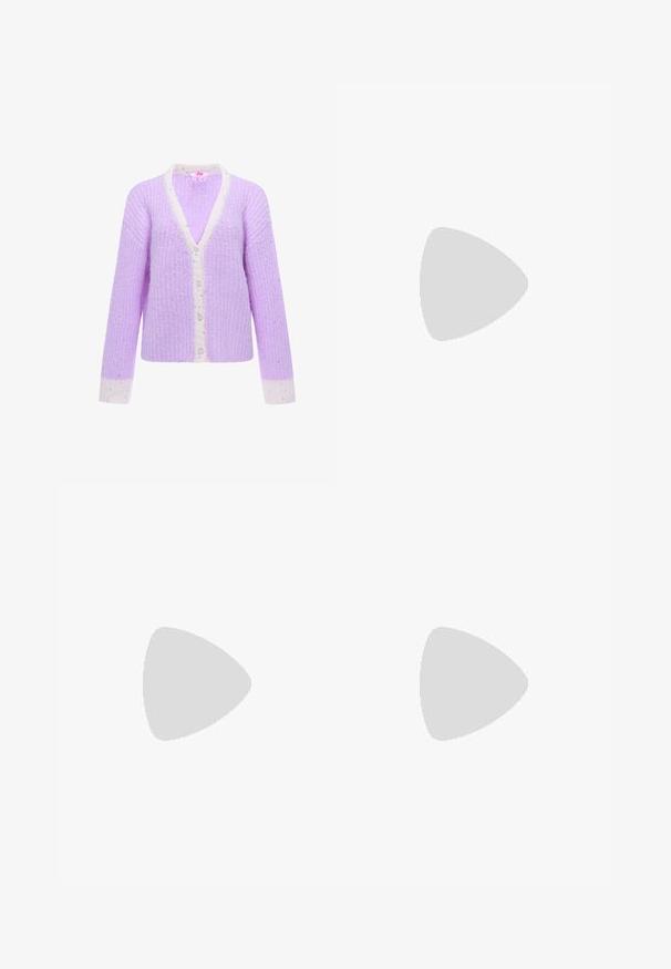Cardigan tricoté violet clair avec bordure blanche, boutons en forme de cœur et discrètes taches multicolores sur les poignets et les bords avant.; Robe à motif floral dans des tons de rose pastel et de crème, dotée de volants superposés et de détails en dentelle. Manches courtes bouffantes et décolleté rond.; Chaussure Mary Jane rose en cuir verni avec un bout légèrement carré, deux fines brides et un petit talon bloc. Texture lisse, design minimaliste.; Sac à cordon rose avec appliques florales texturées et accents en chaîne dorée sur fond blanc.