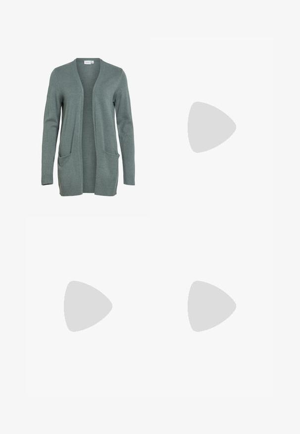 Langærmet, åben grågrøn cardigan med to forlommer og ribstrikkede manchetter og kant.; Hvid kortærmet t-shirt med dyb V-hals, lavet af blød bomuldsstof, med en afslappet pasform og ren syning.; Sorte vide bukser i en tekstureret stofkvalitet, med elastisk talje og et aftageligt bånd i taljen for justerbar pasform.; Sorte patentlæder flade sko med spids tå, V-formet overdel, slank flad hæl og glat tekstur. Minimalistisk design uden synligt tilbehør.