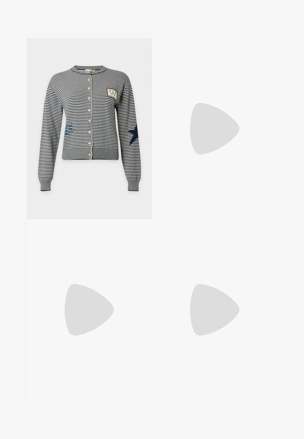 Cárdigan de manga larga con rayas navy y blancas, con botones delanteros, detalle de parche en el pecho, diseño azul cosido en el lateral y silueta de pájaro en la manga.; Top sin mangas de punto acanalado en amarillo pálido con escote redondo y etiqueta de marca negra en el interior del cuello.; Jeans de mezclilla blancos acampanados con cintura alta, que presentan un cierre de botón, dos bolsillos frontales y acabados deshilachados en la parte inferior.; Sandalia de cuero marrón con tiras, tacón bajo de estilo kitten y una correa en el tobillo con una pequeña hebilla, mostrada de lado sobre un fondo liso.