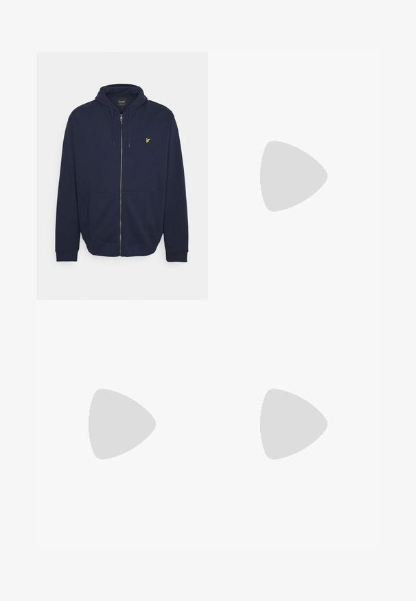 Marineblå zip-up hoodie lavet af blødt stof, med en kængurulomme og et lille gult emblem på venstre bryst.; Sort T-shirt med korte ærmer med hvid "JACK JONES" tekst og et rødt firkantet logo centreret på brystet.; Beige chinos med lige ben-design, lavet af bomuld. Har en knaplukning og to sidelommer, med en subtil tekstur.; Hvide læder sneakers med en lys beige gummisål. Har en brun ruskinds V-logo og hælflap. Snørret lukning med en struktureret overflade.