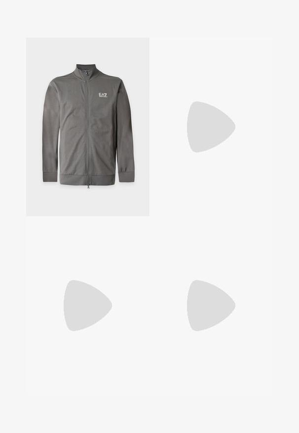 Γκρι ζακέτα EA7 Emporio Armani με φερμουάρ, μακριά μανίκια και όρθιο γιακά, παρουσιασμένη σε απλό φόντο.; Λευκό μπλουζάκι με κοντά μανίκια και στρογγυλή λαιμόκοψη με μικρό λογότυπο κειμένου «Barbour» σε σχεδιασμένη γραμματοσειρά στο αριστερό μέρος του στήθους.; Μπλε τζιν παντελόνι με ξεβαμμένες περιοχές και φθαρμένες τρύπες και στα δύο πόδια, με κλασικό σχέδιο πέντε τσεπών και κλείσιμο με κουμπιά μπροστά.; Αθλητικό παπούτσι εκρού με λείο δερμάτινο πάνω μέρος, στρογγυλεμένη μύτη, κορδόνια στο μπροστινό μέρος και υφασμένο λαστιχένιο πέλμα. Μινιμαλιστικός σχεδιασμός, χωρίς λογότυπα.
