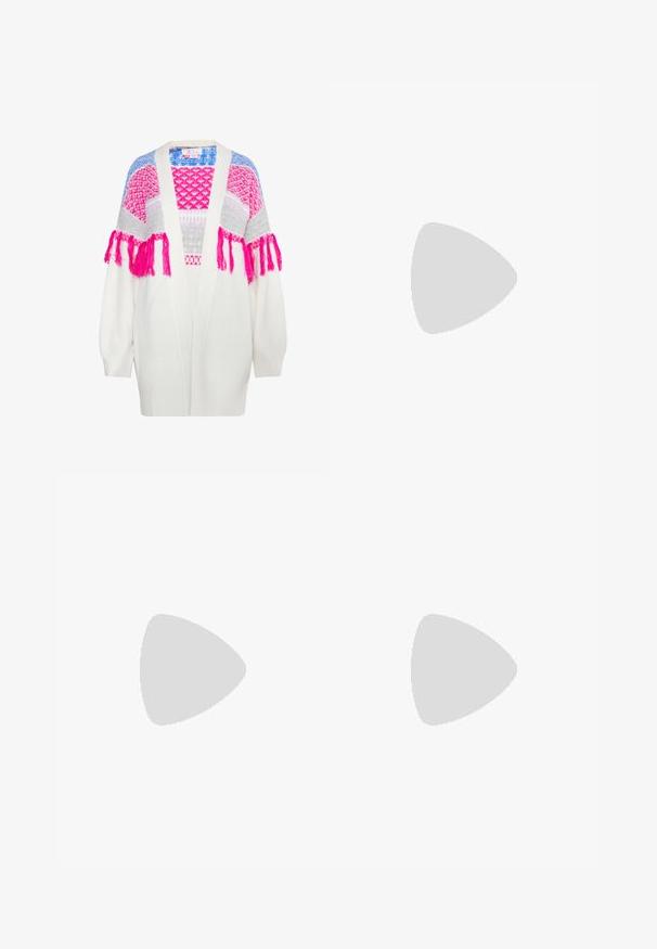 Hvid strikket cardigan med farverige mønstrede accentuer i pink, lilla og blå, med frynse detaljer på ærmerne. Åben frontdesign.; Ærmeløs top i satinmateriale, der præsenterer et farverigt abstrakt mønster med nuancer af pink, orange og violet, samt en draperet frontdesign.; ROKH MIDI SKIRT RUFFLES - A-snit nederdel - purple; Snørebåndsankelstøvle med en sort læder tå og hæl, blomsterstof på overdelen og en skulptureret metalhælsko med intrikate detaljer.