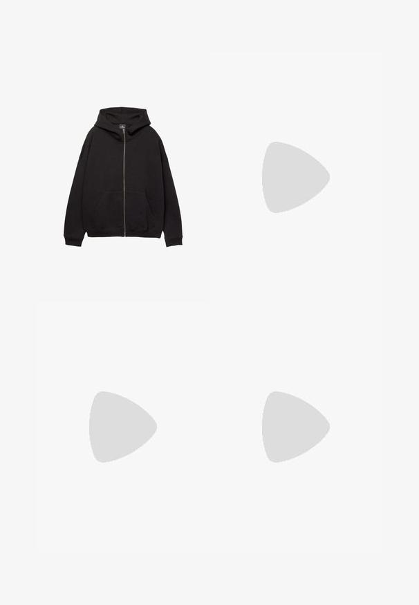 Sort zip-up hoodie lavet af blødt stof. Har en stor hætte, forlommer og ribbede manchetter. Enkel, afslappet design.; Hvid ærmeløs tanktop lavet af ribbet bomuld. Har en rund halsudskæring og en glat tekstur. Etiketten siger "PULL&BEAR."; Sorte sweatpants lavet af blødt stof, med elastisk talje med snøre, to sidelommer og en afslappet pasform.; Sort herre penny loafer i læder med syninger på mok-toe og lav hæl, vist i sideprofil på hvid baggrund.