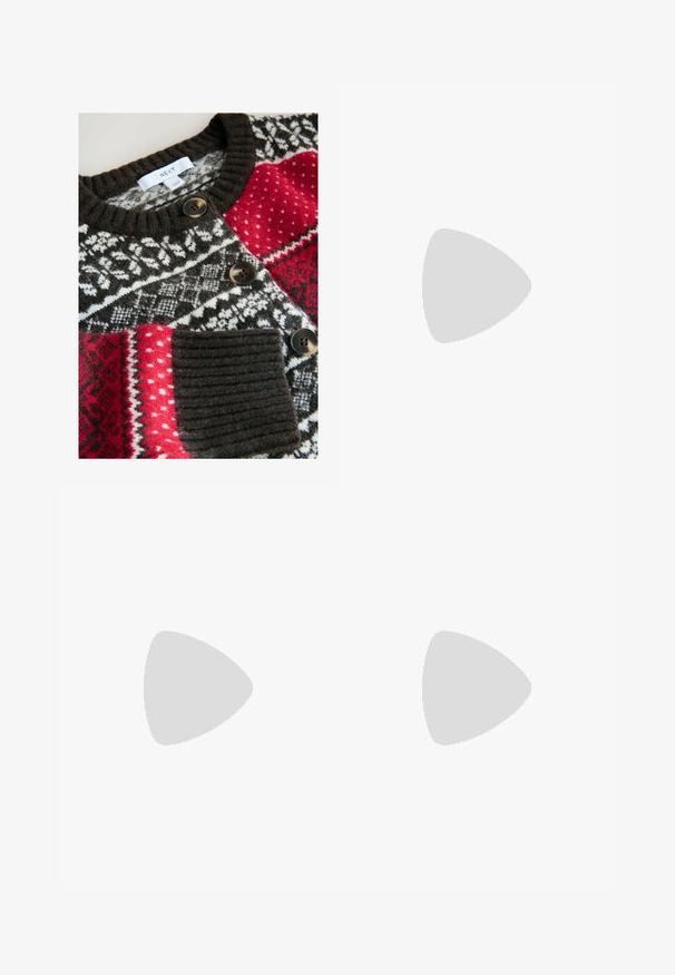 Strikket cardigan med en blanding af røde og sorte mønstre, med en ribbet krave, fire mørke knapper og en struktureret lomme.; Sort langærmet rundhalset skjorte med et "Weekday" mærke ved halskanten, vist på en ensfarvet lys grå baggrund.; Sorte flared jeans i et blødt stof med en rå kant, der har to frontlommer og en knappelukning med lynlås.; Sorte læder loafers med en klumpet, bølget sål, der har en dekorativ kvast på forsiden og en glat, blank overflade.