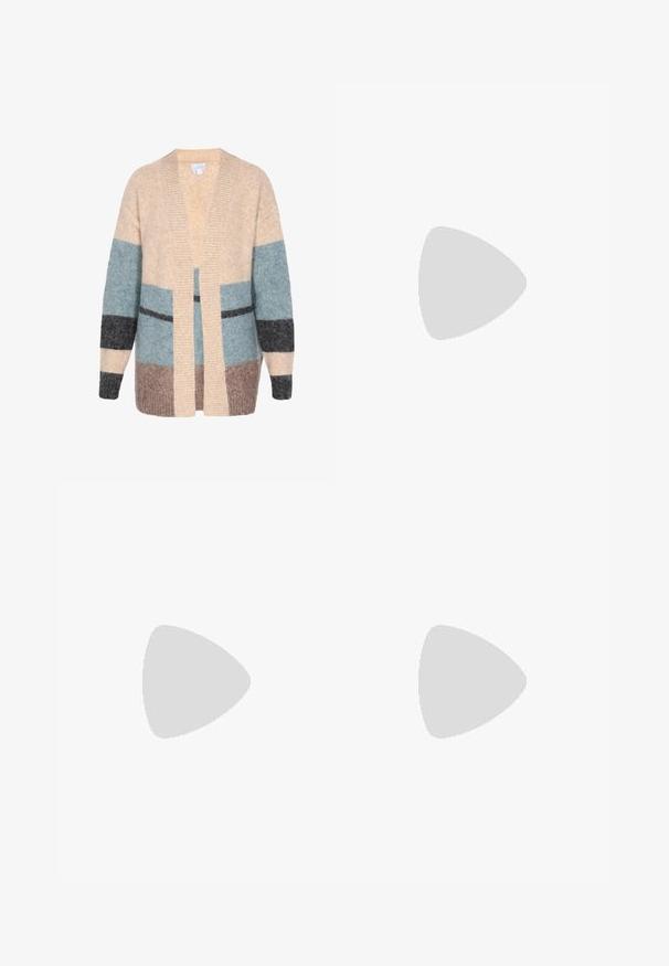 Cardigan gemaakt van zachte, gestructureerde stof in beige, blauw, grijs en bruin. Heeft een losse pasvorm met een open voorkant en ribgebreide accenten.; Grijze T-shirt met korte mouwen en ronde hals, gemaakt van zacht katoen, met een ontspannen pasvorm en minimale stikdetails.; Beige geribbelde wijde broek met een hoge tailleband en zachte textuur, met een losse pasvorm en zonder zichtbare sluitingen.; Bruine suède instappantoffel met dikke crèmekleurige fleece voering en zool, ontworpen voor comfort en warmte binnenshuis.