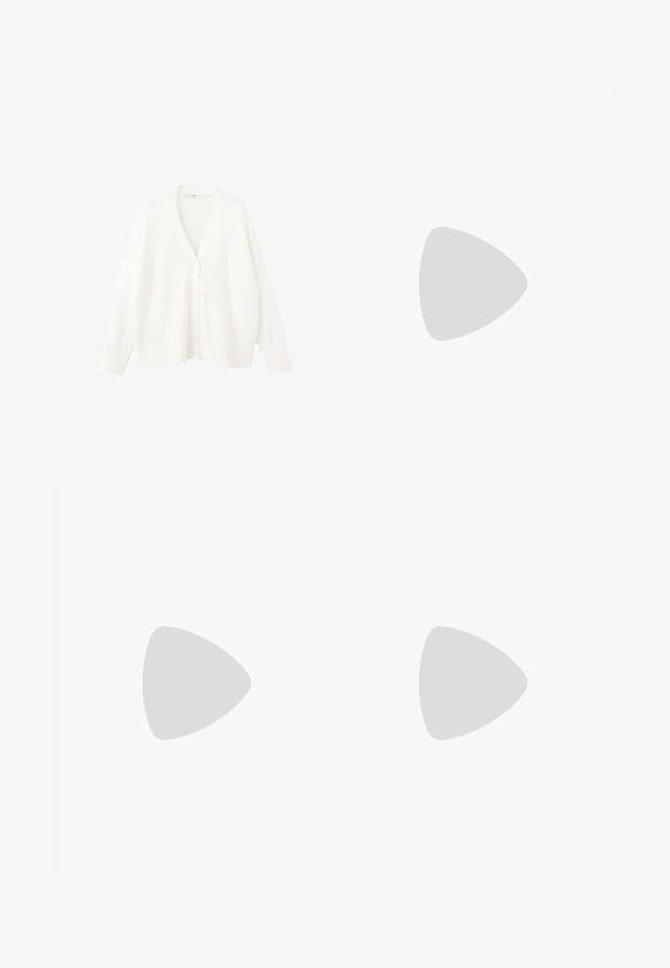 Witte gebreide cardigan met een V-hals, vijf knopen aan de voorkant en geribbelde manchetten en zoom. Zachte textuur en een losse pasvorm.; Witte, mouwloze, geribbelde gebreide jurk met een aansluitende pasvorm, die net onder de knieën komt. Eenvoudig en minimalistisch ontwerp, zonder patronen of hardware.; Zwarte suède sportschoenen met drie witte strepen en zwarte veters. Een gestructureerde zwarte broek is deels zichtbaar naast de schoenen.; Zwarte leren rechthoekige handtas met lange dubbele schouderbanden en een getextureerde afwerking, weergegeven tegen een effen witte achtergrond.