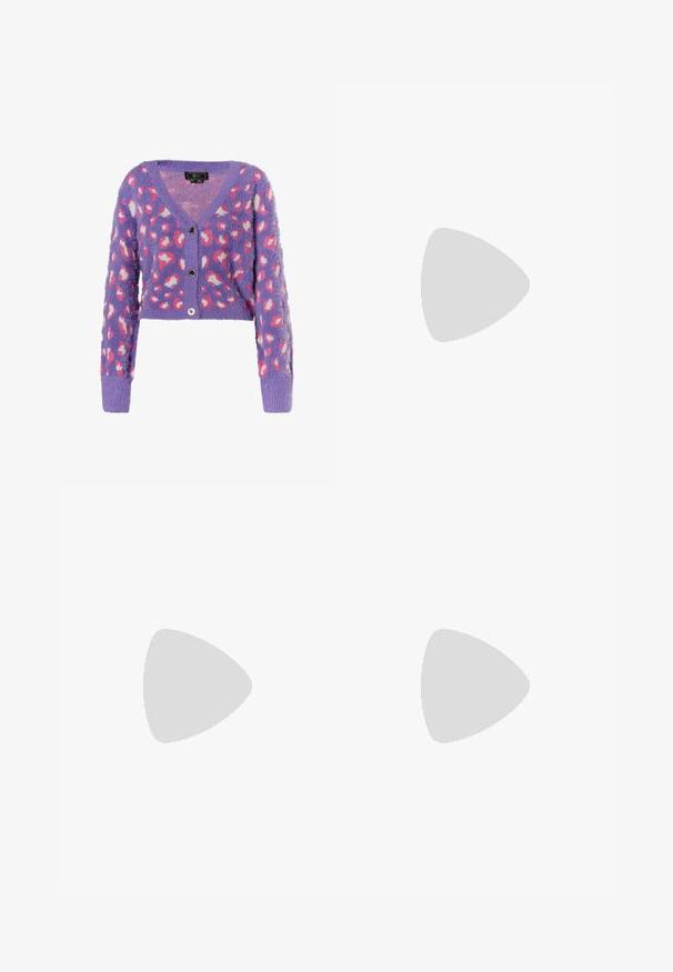 Lilla, blød cardigan med kort pasform, lange ærmer, V-hals, tre sorte knapper og et pink og hvidt leopardmønster.; Mintgrøn kjole lavet af letvægtsstof. Har en flæsekrave, lange ærmer med samlede manchetter og et høj-lav kantdesign.; Lysegrøn flad sko med spids tå, T-rem med sølvspænde og lysebrun sål, vist fra højre side mod hvid baggrund.; Mintgrøn metallic håndtaske med en struktureret form, der har et sommerfugledesign prydet med sølv rhinsten og et gennemsigtigt håndtag.