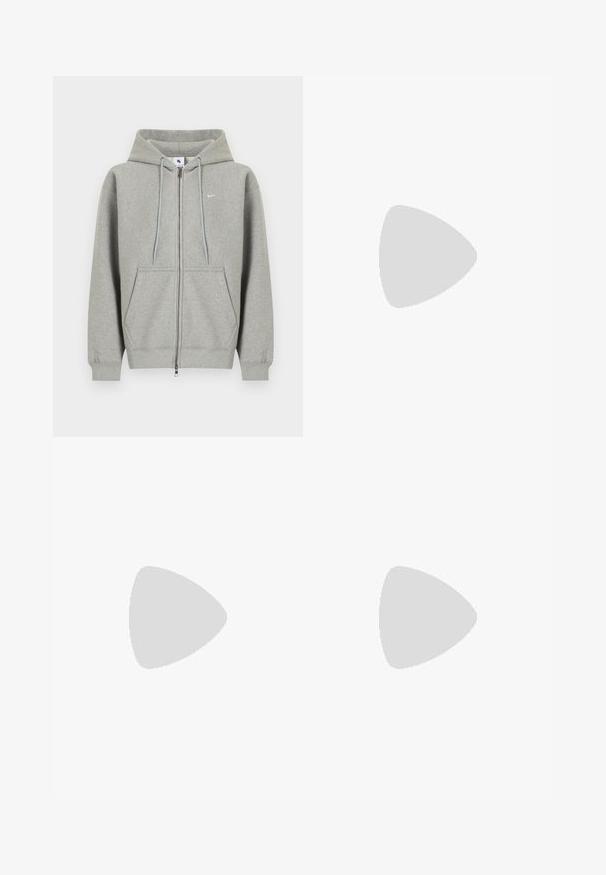 Grå hættetrøje med lynlås lavet af blødt materiale, med frontlomme, snøre i hætten og lille hvidt logo på venstre bryst.; Sort Nike sportstrøje med korte ærmer med hvid swoosh-logo på venstre bryst og lille firkantet emblem på højre bryst, ensfarvet baggrund.; Sorte cargoshorts med elastisk talje, justerbar snøre og knaplukning på sidelommerne.; Hvide Nike Air Max 90 sneakers med en overdel i mesh og læder, perforeret tåboks og en synlig luftenhed i hælen.