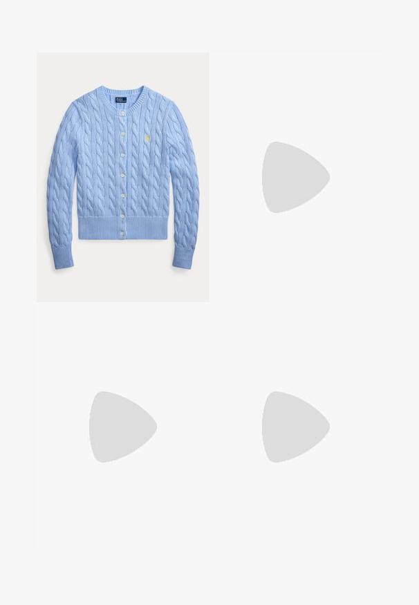 Lyseblå kabelstrik cardigan med rund hals, knaplukning foran, ribstrikkede ærmeafslutninger og kant samt lille gul Polo Ralph Lauren-logo på brystet.; Hvid kortærmet tætsiddende ribstrikket T-shirt med rund halsudskæring og lille mørk elg-logo nær den nederste kant på venstre side.; Lysblå denimjeans med høj talje, lige ben og dekorative perlemønstre langs de ydre sømme. Fem-lomme-design og knaplukning.; Mørkebrun spids slingback, flad sko svæver over et vævet beige tæppe med et rundt bord i træ og bøger i baggrunden.