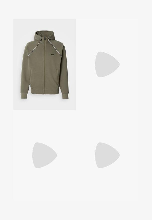 Sweat à capuche zippé vert olive en tissu doux, avec une capuche, un liseré blanc le long des épaules et deux poches latérales.; T-shirt en coton noir avec col rond, manches courtes et un petit logo doré sur la poitrine gauche. Texture lisse et design simple.; Shorts cargo noirs en tissu léger, dotés d'une taille élastique, d'un cordon de serrage et de poches cargo latérales pour un rangement supplémentaire.; Bottine en cuir noir avec un panneau latéral élastique, une semelle épaisse et une languette à l’arrière, featuring un petit logo doré "Hugo" près du talon.