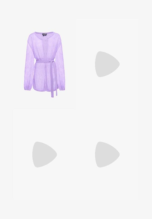 Lavendel-farbener, offen gestrickter Cardigan mit langen Ärmeln und passendem Stoffgürtel, der in der Taille gebunden ist, dargestellt vor weißem Hintergrund.; Weiße Bluse mit hohem Kragen, strukturiertem Stoff und übergroßen Rüschensäumen. Lange Ärmel mit eng anliegenden Manschetten und lockerer Passform.; Gefalteter Rock aus leichtem grünen Satin mit einem breiten Bund und vertikalen Falten, die eine glatte, fließende Silhouette erzeugen.; Ballerina-Schuh aus leichtem, synthetischem Material in Hellrosa mit runder Zehenform, ausgestattet mit einem kleinen Schleifendetail und einer flexiblen Sohle.
