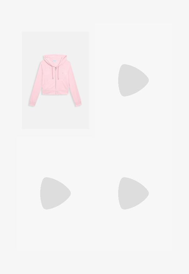 Kurze rosa Kapuzenjacke aus weichem Stoff, mit verstellbarem Kapuzenzug, zwei vorderen Taschen und einem kleinen gestickten Logo.; Weißes Cropped-T-Shirt mit kurzen Ärmeln, versehen mit dem Text "True Religion Brand Jeans" und floralen Designs in Rot, Pink und Grün auf der Vorderseite.; Rosa Shorts aus weichem Stoff, ausgestattet mit einem Kordelzug mit silbernen Tipps und einem kleinen gestickten Logo in der unteren rechten Ecke.; Weiße Leder-Sneaker mit einer klobigen Sohle, Schnürdesign und dezentem Branding. Sie verfügen über eine glatte Textur und eine abgerundete Zehenpartie.