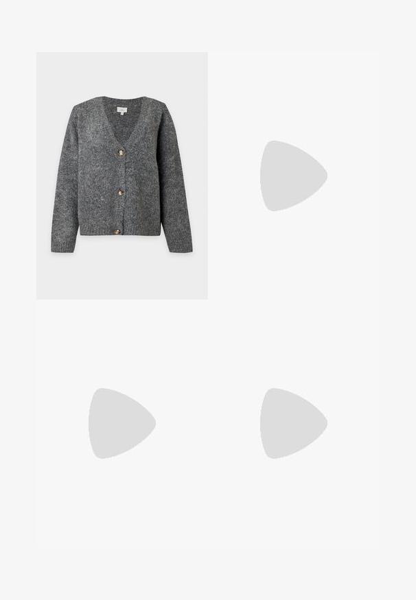 Donkergrijze gebreide V-hals cardigan met lange mouwen en drie grote bruine knopen aan de voorkant op een effen lichte achtergrond.; Zwarte geribde gebreide T-shirt met korte mouwen en ronde hals, plat neergelegd op een witte achtergrond.; Zwarte flairjeans van denim, met een knoopsluiting, vijf zakken en een gladde textuur. Klassiek ontwerp met een flared zoom.; Zwarte leren enkelboot met een glanzende afwerking, puntige neus en een blokhak. Voorzien van een zijrits voor gemakkelijke instap.