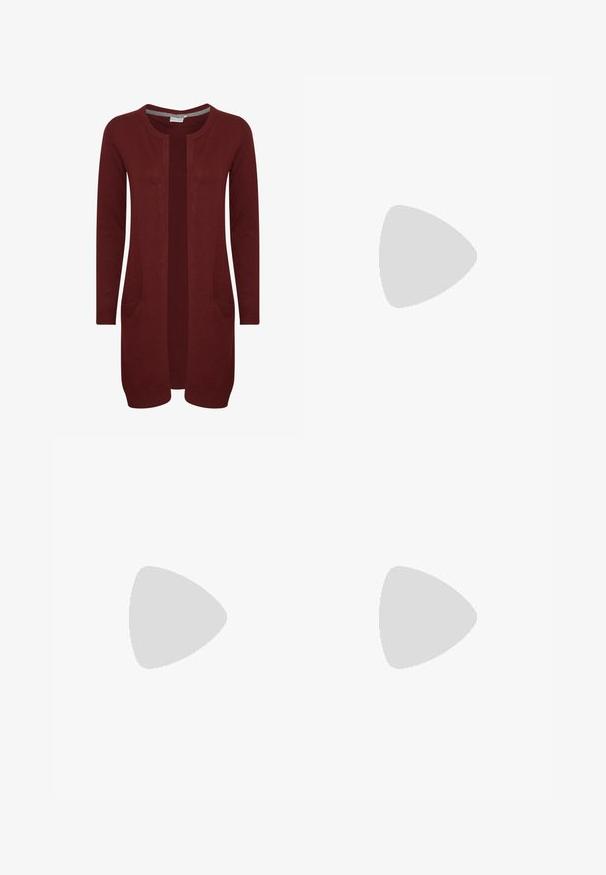 Bordeaux gebreide cardigan met lange mouwen, open voorkant, twee voorkokken, geribde manchetten en zoom. Zachte textuur, lichtgewicht ontwerp.; Bruine top met lange mouwen en een V-hals, gemaakt van zacht materiaal. Heeft een nauwsluitende pasvorm en subtiele stiksels aan de zoom en manchetten.; Donkergrijze spijkerbroek met rechte pijpen, voorkeisen en een knoopsluiting. Het materiaal heeft een soepele textuur en minimale hardwareaccenten.; Bruine leren loafer met een ronde neus, voorzien van een decoratieve band en gestipte accenten, op een dikke zwarte rubberen zool met een gestructureerd profiel.