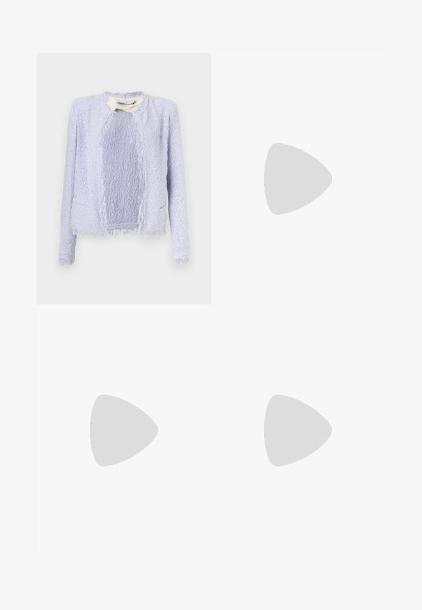 Veste ouverte texturée violet clair avec manches longues et bords effilochés à l'ourlet, aux poignets et à l'encolure.; Robe noire à fleurs avec des fleurs bleues, manches longues en voile, encolure élastique et ceinture en tissu avec des accessoires ronds en métal argenté. Ourlet évasé.; Chaussure plate noire en cuir pointue avec un petit talon et un détail de chaîne argentée à l'arrière sur un fond uni.; Pochette lavande douce avec tissu froncé, fermoir kiss-lock argenté et bracelet assorti sur un fond clair uni.