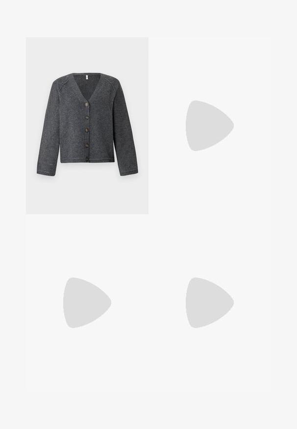 Grijze gebreide cardigan met een V-hals, lange mouwen en zes bruine knopen aan de voorkant. Geribde zoom en manchetten, zachte textuur.; Marineblauw, aansluitend topje met lange mouwen, boothals en een eenvoudige, gladde stoftextuur op een effen achtergrond.; Donkerblauwe wijde jeans gemaakt van denim. Beschikt over een gestikt tailleband, vijf zakken en een ritssluiting met een metalen knoopsluiting.; Benen met donkere geribbelde leggings gecombineerd met zwarte ballerina's met kleine strikdetails op een witte achtergrond.