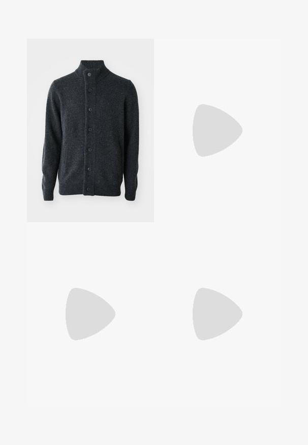 Dunkelgrauer Cardigan ausStrickstoff, mit geripptem Kragen, vorderer Knopfleiste und langen Ärmeln mit gerippten Bündchen und Saum.; Barbour ICELOCH TAILORED TARTAN - Hemd - midnight oak; Schwarze Hosen aus glattem Stoff, mit geradem Schnitt, zwei vorderen Taschen und einem Reißverschluss mit Knopfverschluss.; Schwarzer Lederloafer mit grauem Riemendetail, niedrigem Absatz und strukturierter Sohle, seitlich mit „HUGO“ in Gold gebrandmarkt.