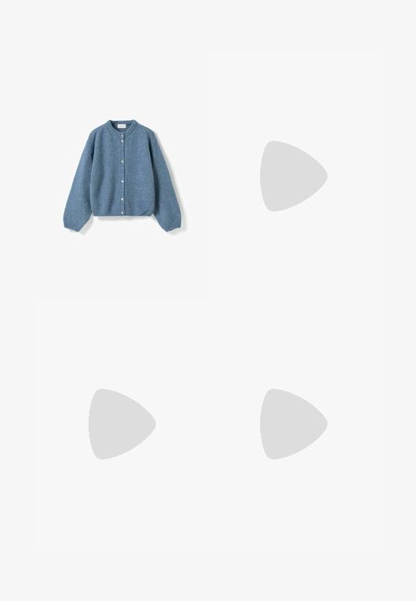 Blauwe gebreide cardigan met lange pofmouwen, ronde halslijn en vooraan sluiting met zes witte knopen.; Lichtgrijs kortemouws poloshirt met knopen en kraag, met een donkerblauw geborduurd Polo Ralph Lauren-logo op de linkerborst.; Beige wijde broek gemaakt van een zachte stof, met opvallende voorplooien en een op maat gemaakte hoge taille, zonder zichtbare zakken.; Grijze leren laars tot de knie met twee decoratieve banden en zilveren gespen. Ronde neus, lage blokhak en een gladde textuurafwerking.