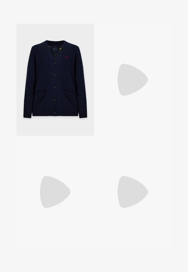 Tmavomodrý kardigán s vrkočovým vzorom, výstrih do V, zapínanie na gombíky, dve predné vrecká a malé červené vyšívané logo Polo Ralph Lauren na hrudi.; Modro-biela vertikálne pruhovaná košeľa s dlhým rukávom, gombíkovým zapínaním, gombíkovým golierom a malým vyšitým logom na hrudi.; Biele bavlnené chino nohavice s úzkym strihom, so zlatým jedným gombíkom na zapínanie a svetlomodrým vnútorným pásom. Hladká textúra bez vzorov.; Hnedý semišový loafer s bielou podrážkou, švy v štýle mokasínov a malým vyrazeným logom pri päte na jednofarebnom svetlom pozadí.