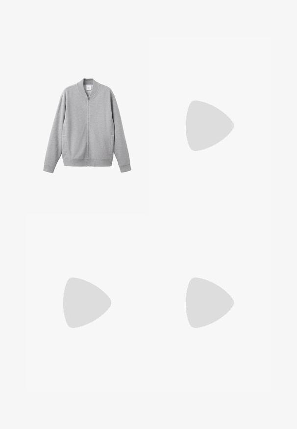 Grijze sweatvest met ritssluiting, een geribbelde kraag, manchetten en zoom. Voorzien van twee zijzakken en een zachte, gestructureerde stof. Simpel, casual ontwerp.; Lichtroze overhemd met lange mouwen, knoopsluiting, puntige kraag en standaard manchetten, weergegeven tegen een effen witte achtergrond.; Witte broek met brede pijpen en plooien in de taille en elastische boorden, ontworpen met riemlussen en een rits aan de voorkant.; Lichtroze suède schoen met een ronde neus, vetersluiting en een crèmekleurig accentlabel. Voorzien van een tan rubberen zool voor extra grip.