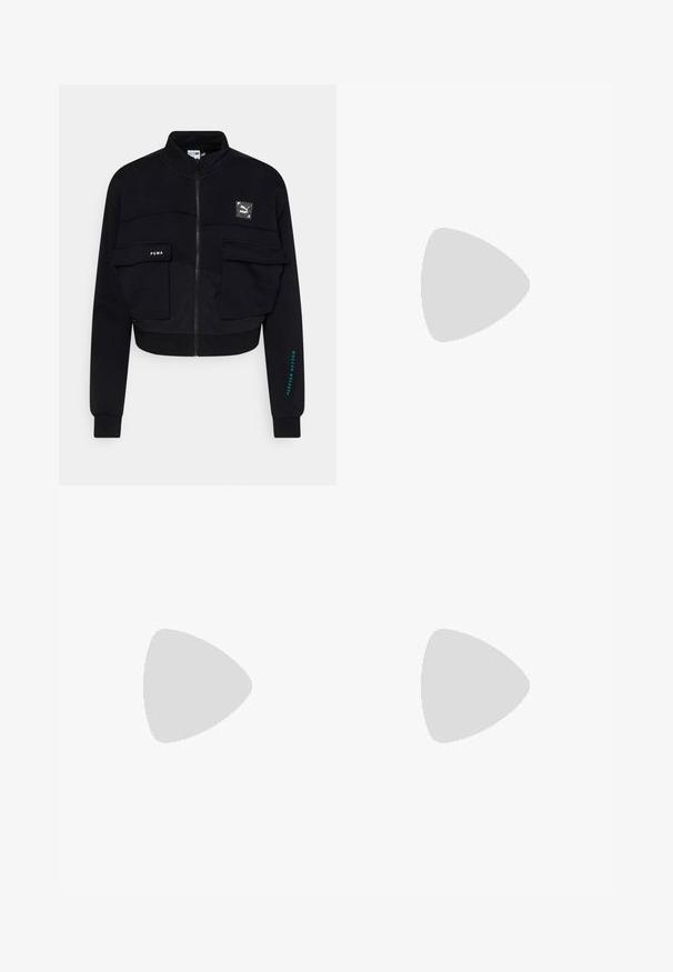 Zwarte korte zip-up jas van zacht materiaal, met twee voorzakken, een Puma-logo patch en turquoise tekst op de mouw.; Zwarte cropped T-shirt van katoen, met een ronde halslijn en korte mouwen. Witte Puma-logo gedrukt op de linkerborst.; Zwarte sportieve broeken met witte zijstrepen, gemaakt van zachte stof. Voorzien van een elastische tailleband en ritszakken voor veilige opslag.; Witte Puma platform sneaker met zwarte streep en gouden logo, zwevend boven een betonnen bankje in een buitenomgeving.