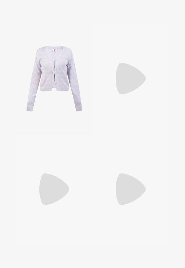 Licht lavendelkleurig gebreid vest met lange mouwen, geometrisch oogjespatroon en een sluiting met strik aan de voorkant.; Roze midi-jurk met dunne banden, met een gedrapeerde bovenkant en een asymmetrische zoom. Gemaakt van lichte, vloeiende stof met een zachte textuur.; Licht beige platte schoen met een puntige neus en een enkele gesp aan de zijkant, weergegeven op een effen witte achtergrond.; Lavendelkleurige geweven handtas met gevlochten handvat, versierd met een doorschijnend kanten lint en een cluster van lichtgroene kralen.