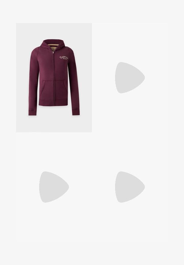 Sweat à capuche zippé bordeaux avec poches avant et capuche, avec le texte "California HCO" sur la poitrine gauche.; Débardeur blanc côtelé avec un col rond et un petit logo "Roxy" rose sur la poitrine. Texture lisse, design ajusté, sans manches.; Shorts écru avec cordon de serrage, taille côtelée, poches latérales avec panneaux multicolores et petit logo "Rip Curl" sur la jambe avant droite.; Ballerine plate en daim brun clair avec logo Puma blanc, bande latérale blanche, sangles élastiques et semelle en caoutchouc noire.