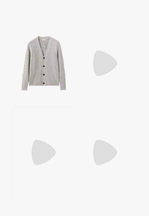 Graue, gerippte Strick-Cardigan mit V-Ausschnitt, fünf schwarzen Knöpfen und langen Ärmeln mit gerippten Bündchen und Saum. Weiche Textur und lässiges Design.; Weißes T-Shirt mit kurzen Ärmeln aus weicher Baumwolle. Verfügt über einen klassischen Rundhalsausschnitt und ein einfaches, nahtloses Design ohne Muster oder Akzente.; Blaue Denim-Jeans mit hoher Taille, frontaler Knopfleiste und Reißverschluss, zwei Vordertaschen und ausgebleichten Stellen an den Oberschenkeln und Knien.; Schwarzer Lederloafer mit Quasten, niedrigem Absatz und genähten Details, seitlich vor weißem Hintergrund gezeigt.