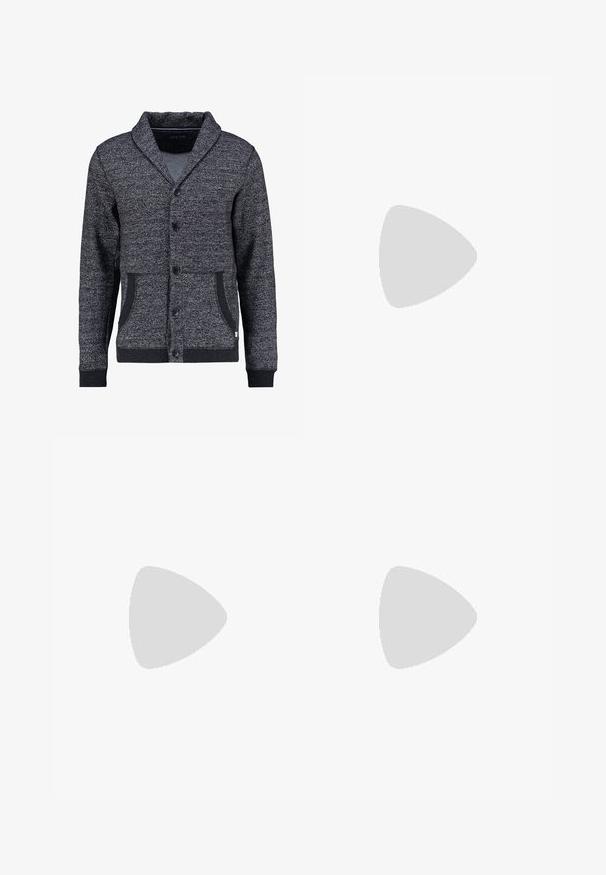Grå, struktureret cardigan med sjalskrave, fem knapper, to frontlommer og ribborder. Har et subtilt mønster gennem hele.; Sort bomulds T-shirt med rund halsudskæring og korte ærmer. Stoffet har en glat tekstur og ingen mønstre eller detaljer. Normal pasform.; Grå træningsbukser med en tætsiddende pasform, der har en elastisk talje og snoretræk for justerbar komfort. Glat tekstur, minimalistisk design.; Hvide Nike Air Max 90 sneakers med en overdel i mesh og læder, perforeret tåboks og en synlig luftenhed i hælen.