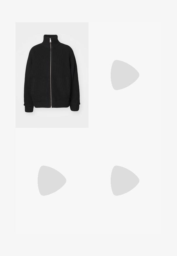 Carhartt WIP BANLEY JACKET - Chaqueta de punto - black; Camiseta blanca de manga corta con cuello redondo, colocada plana, diseño liso, con etiqueta "WEEKDAY" en el interior del cuello sobre un fondo claro.; Vaqueros negros de pierna recta con cinco bolsillos y trabillas para cinturón, mostrados extendidos sobre un fondo claro y liso.; Zapato de cuero negro con cordones, cuello acolchado, suela gruesa, ojales dorados y etiqueta Gore-Tex en el lateral.