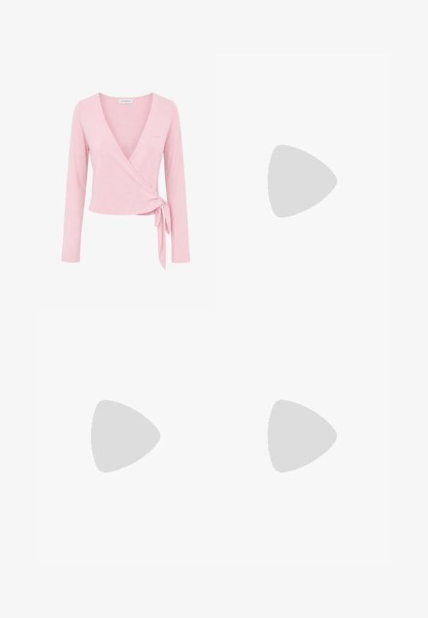 Lichtroze langarm wikkel top met V-hals en zijstrik detail, voorzien van een klein "OH APRIL" logo vlakbij de borst.; Lichtroze kanten body met spaghettibandjes en een gladde bovenkant tegen een effen lichte achtergrond.; Tule rok in zachtroze met een satijnen tailleband. Voorzien van gelaagde doorschijnende stof en driedimensionale bloemapplicaties verspreid over het geheel.; Leren balletschoenen met een naakt lichaam en een zwart cap toe. Beschikt over een minimalistisch ontwerp, een gladde textuur en een klein lusje aan de achterkant voor eenvoudig aan- en uittrekken.