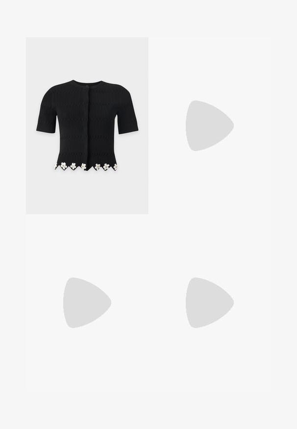 Cardigan noir en maille à manches courtes avec motif texturé et ornements floraux blancs le long de l'ourlet festonné.; Débardeur blanc à côtes avec des bretelles larges et une silhouette ajustée. Présente un petit logo en relief près de l'ourlet.; Pantalons larges en tissu beige clair avec un motif tissé texturé. Présentent une taille frontale et pas de fermetures visibles.; Sandale de pêcheur en cuir noir avec bout ouvert, multiples brides et fermeture à boucle dorée sur une semelle plate, vue de profil.