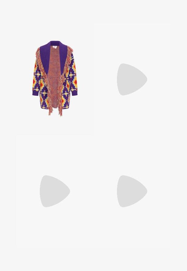 Cárdigan de punto con un cuello morado, bordes desflecados y un patrón geométrico multicolor que presenta acentos en rojo, amarillo y azul.; Vestido sin mangas de color morado con detalles de tela fruncida a lo largo de un lado, que presenta una textura suave y un corte a la altura de la rodilla.; Bota vaquera metálica dorada con punta puntiaguda, costuras decorativas en la parte superior y un tacón corto apilado. Textura lisa.; Bolso de patchwork colorido con asas rosas que presenta caras de dibujos animados, una flor rosa y una luna creciente amarilla en cuadrados de tela acolchada.