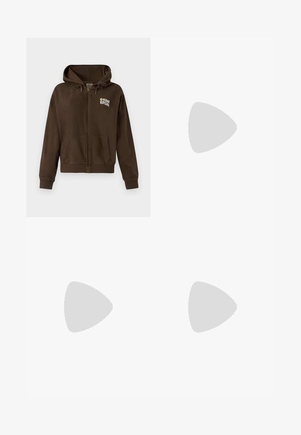 Sudadera con cremallera marrón, hecha de una tela suave, con capucha ajustable, bolsillos delanteros y un logotipo en el lado izquierdo del pecho.; Camiseta blanca de manga corta con el texto "THANKS 4 NOTHING CLUB RVCA" impreso en el pecho en letras azules y negras.; Pantalones cortos para hombre marrones a cuadros con botón delantero y presillas para cinturón, con un patrón clásico de cuadros.; Zapatos de cuero negros con punta redondeada, suela plana y una correa con detalle de hebilla. Tacón cuadrado grueso para mayor estabilidad.