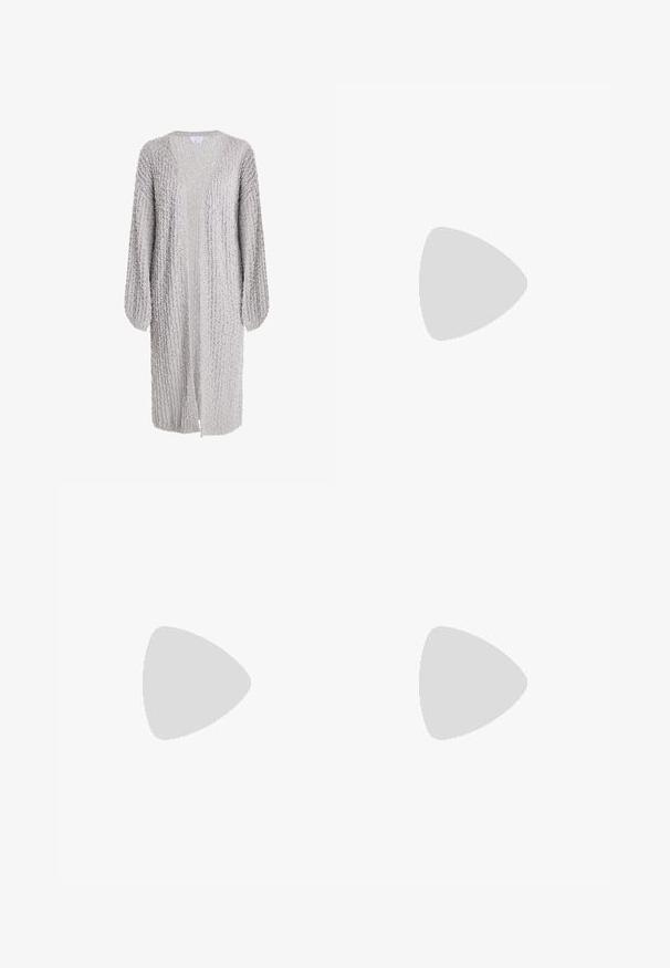 Lichtgrijze gebreide cardigan van textuurstof, met een open voorkant en lange, licht uitlopende mouwen. Heeft een relaxte pasvorm en geen sluitingen.; Grijze nauwsluitende top met lange mouwen en een brede boothals, gemaakt van zachte, lichte gebreide stof.; Grijze stof met een zachte, gestructureerde oppervlakte, met een mengsel van fijne vezels en een subtiel ribbelpatroon, gevouwen en gekreukt.; Grijze suède instap pantoffel met dikke zachte grijze nep bont voering en zoolrand, ontworpen voor binnenhuis comfort.