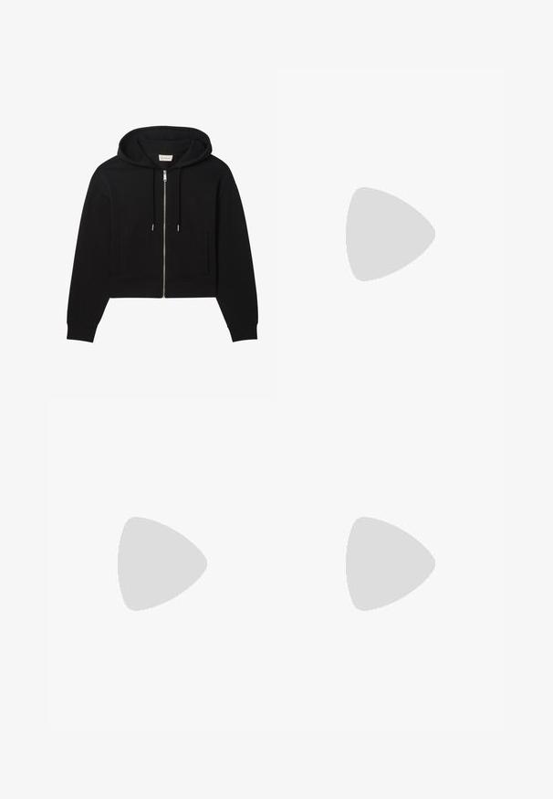 Sort hættejakke med lynlås, snoretræk i hætte, to frontlommer og lange ærmer, croppet ved taljen, ensfarvet design.; Hvid bomulds t-shirt med rund hals og korte ærmer. Den viser teksten "Calvin Klein" i grå på tværs af brystet.; Sorte vidde bukser med elastisk taljebånd og sidelommer, med en lille Calvin Klein-logo patch på højre lår.; Lys grå sneaker med en glat tekstur, rund tå og hvide snørebånd. Har en beige sål og diskret branding på siden.