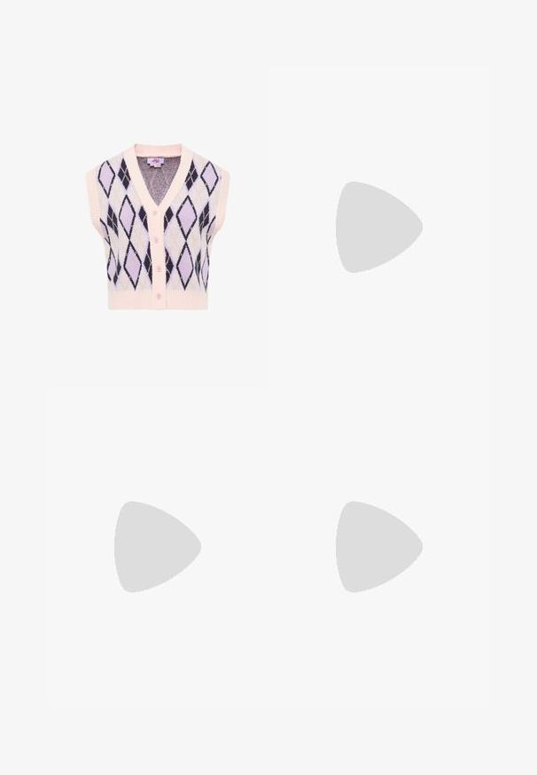 Ärmellose pinke Strickweste mit Knopfleiste vorne und schwarz-lila Argyle-Rautenmuster.; Weißes langärmliges Hemd mit Knopfleiste, geknöpftem Kragen und kleinem gesticktem Logo auf der linken Manschette.; Beige Faltenrock mit einem taillierten Bund, aus einem glatten Stoff gefertigt. Verfügt über mehrere vertikale Falten und einen geraden Saum.; Brauner Herrenslipper aus Leder mit Mokassinnaht, Pennyriemen und niedrigem gestapeltem Absatz, Seitenansicht auf weißem Hintergrund.