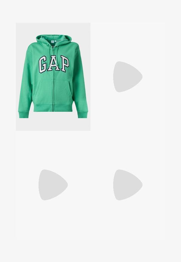 Groene zip-up hoodie met voorzakken en "GAP" logo in grote witte letters met zwarte contour op de borst.; Effen wit T-shirt met korte mouwen, ronde hals en rechte zoom, getoond tegen een effen lichtgrijze achtergrond.; Donkerblauwe jeans met wijde pijpen, knoopsluiting aan de voorkant, rits, lussens voor riem en vijf zakken, tegen een lichte effen achtergrond.; Zwarte sportschoen met een luipaardprint bovenkant, drie kenmerkende strepen en een gumrubberen zool. Getextureerde hak en vetersluiting aan de voorkant.