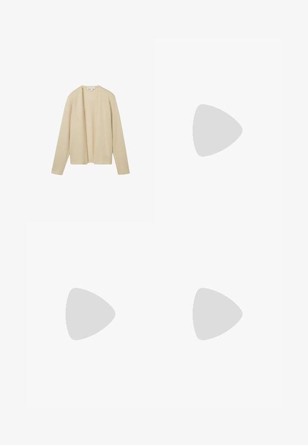 Beige cardigan lavet af tekstureret strikstof, med lange ærmer og åben frontdesign. Ingen lukninger eller udsmykninger er synlige.; Lyseblå langærmet top lavet af ribbet stof. Har en rund halsudskæring og bølgede kanter ved ærmerne og kanten.; Mørkeblå lige ben jeans lavet af denim, med fem lommer, metalknaplukning og kontraststikning. Ingen synlige slidmærker.; Beige sneakers lavet af glat læder, med en rund tå, snørebåndsdesign og en tekstureret hvid sål med en grå stribe.