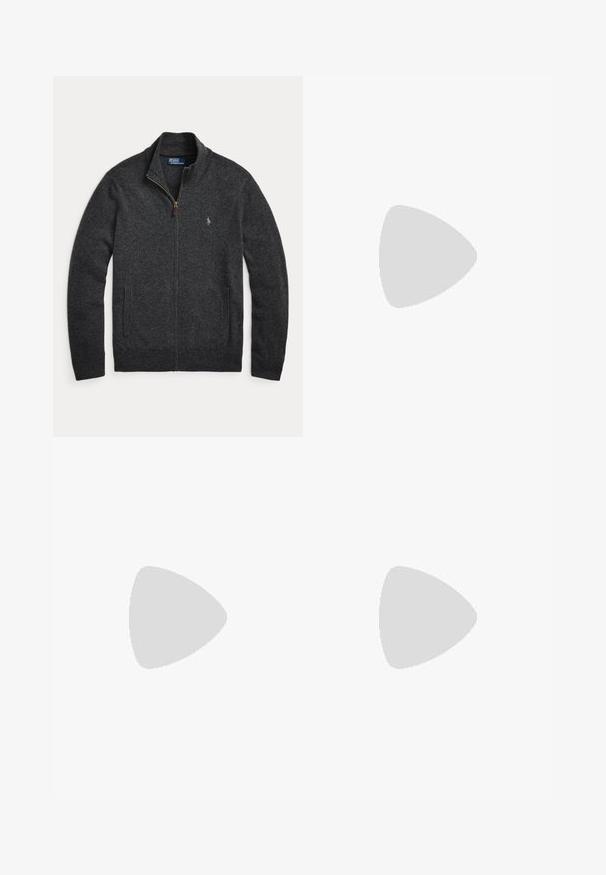 Donkergrijze trui met volledige ritssluiting, opstaande kraag, twee voorzakken, geribde boorden en zoom, en een klein geborduurd logo op de linkerborst.; Langarmig olijfgroen overhemd met knopen, kraag en klein geborduurd logo op de linkerborst.; Lichtbeige rechte broek van een gestructureerde stof. Voorzien van vijf zakken en bruine metalen accenten. Geen zichtbare patronen of versieringen.; Witte lage sneaker met beige hieltab, witte veters en klein geborduurd polo spelerlogo aan de zijkant boven een dikke zool.