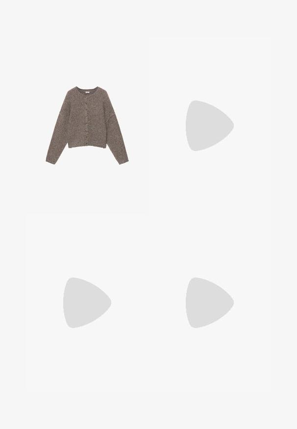 Cardigan en maille marron duveteuse avec col rond et sept petits boutons sur le devant, présentant des manches longues et une coupe légèrement courte.; T-shirt blanc à manches courtes en coton doux, avec un col rond et une coupe ajustée. Pas de motifs ni d'ornements visibles.; Pantalon beige taille haute avec trois boutons et jambes larges évasées, présenté à plat sur fond blanc.; Baskets en cuir crème avec trois bandes sombres, une semelle extérieure en gomme marron et un bout arrondi. Présentent une languette pliable étiquetée "SAMBA."