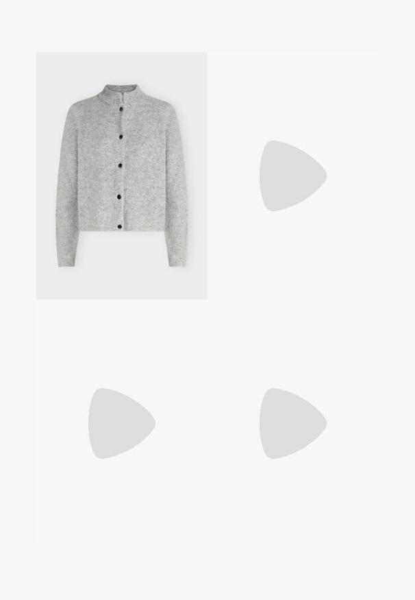 Lichtgrijze gebreide cardigan met lange mouwen en vijf zwarte knopen aan de voorkant, met een korte opstaande kraag.; Zwarte mouwloze tanktop van ribbelstof, met een ronde halslijn en een nauwsluitend ontwerp, met een gladde textuur en zonder patronen.; Grijze wollen kokerrok met een soepele textuur en een aansluitend ontwerp, met een discrete tailleband en geen zichtbare versieringen.; Zwarte leren enkellaarsjes met elastische zijpanelen, ronde neus en een stevige blokhak. Gladde textuur met een minimalistisch ontwerp.