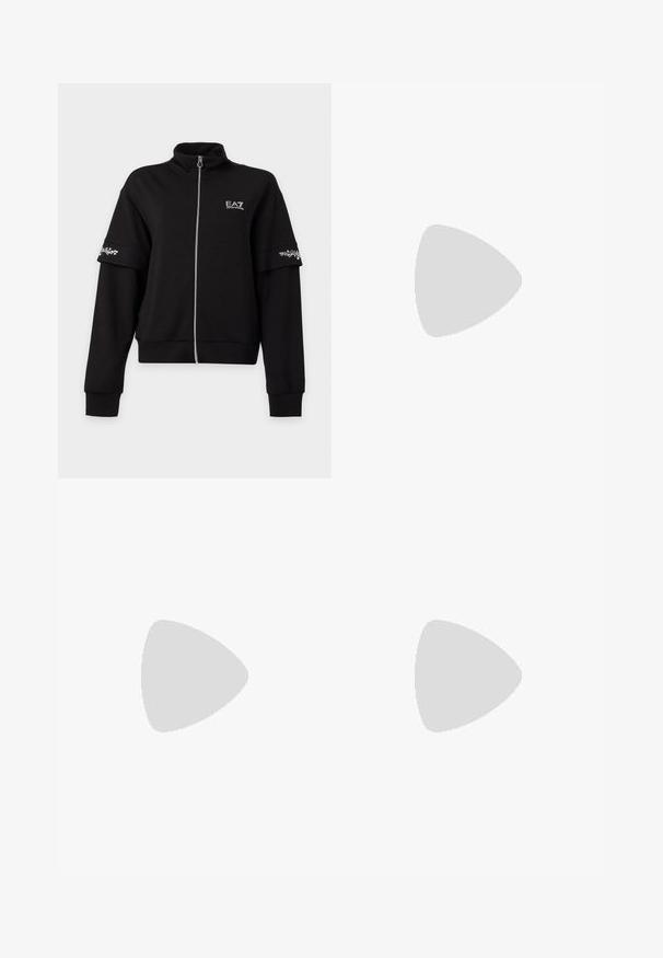 Veste noire zippée avec col haut, manches longues, logo EA7 blanc sur la poitrine et bandes imprimées florales blanches sur les bras supérieurs.; Haut noir à manches longues fabriqué en tissu doux et extensible. Dispose d'un col rond et d'une silhouette ajustée avec des manches de longueur intermédiaire.; Pantalon de survêtement noir fuselé avec taille et poignets élastiques, présentant un petit logo doré "Armani Exchange" sur la cuisse droite.; Baskets blanches avec une tige en cuir texturé, bout rond et lacets. Semelle en caoutchouc blanc épaisse avec un motif de traction texturé.