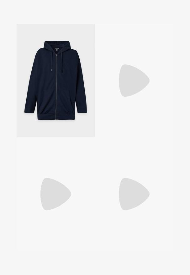Mørkeblå hættetrøje med lynlås, forlommer, snørejusteret hætte samt ribkanter og bund, lagt fladt på en hvid baggrund.; Sort T-shirt med korte ærmer med hvid "JACK JONES" tekst og et rødt firkantet logo centreret på brystet.; Smalpassende blå jeans lavet af denim, med en falmet vask, fem lommer og en lynlås i front med knaplukning.; Hvid læder Nike Air Force 1 sneaker med perforeret tå, flade snørebånd og tekstureret gummisål med "AIR" branding på siden.