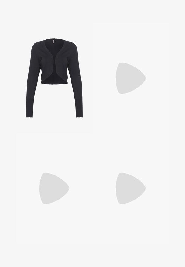Mørk navy cropped cardigan med lange ærmer, lavet af et blødt strikmateriale. Har scallopede kanter og et åbent frontdesign.; Needle & Thread ENCHANTED GARDEN EVA CREPE BALLERINA DRESS - Cocktailkjole / festkjole - graphite; Sort læder Mary Jane-sko med afrundet tå, lav blokhæl og en central strop. Glat tekstur med minimale accenter.; Hvid perlekæde med jævnt store perler, glat tekstur og en sølvlås med en justerbar kæde til tilpasning af længden.