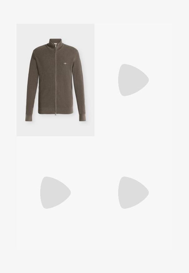 Brun strikket cardigan med langærmer, lynlås, ståkrave og lille broderet logo på venstre bryst.; Hvid langærmet skjorte med knapper og spidst krave, vist forfra mod en ensartet lys baggrund.; Fløjlsbukser i mørkegrå med lodrette ribber, knaplukning og sidelommer med en tætsiddende pasform. Blød tekstur.; Sort læderloafer med en rund, rynket tå og en flad sål på en ensfarvet hvid baggrund.
