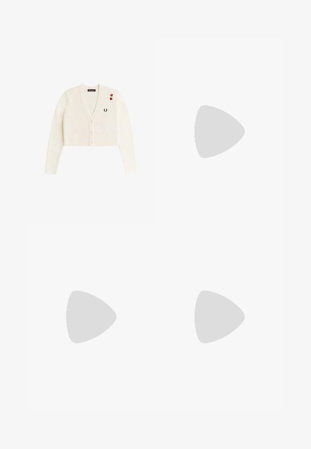 Cardigan blanc court à col en V, trois boutons, petit logo laurier noir sur la poitrine et deux patches de cœur rouges sur l'épaule gauche.; Chemise à manches courtes à carreaux noir et blanc avec col et poignets noirs, ornée de deux petites écussons en forme de cœur rouge sur la partie supérieure droite de la poitrine.; Mini-jupe blanche en maille avec motif torsadé et taille élastique sur fond uni.; Ballerines en cuir noir avec un bout arrondi et des coutures minimales. Talon bas et rectangulaire avec une texture lisse. Détails subtils de doublure intérieure.