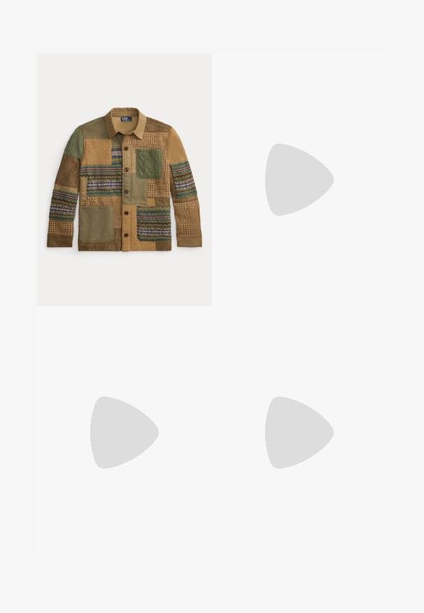 Herre patchwork strikket cardigan med forskellige teksturerede brune og grønne stoffer, mønstrede ærmer, frontlommer og knaplukning.; Mørkeblå langærmet skjorte med knaplukning lavet af glat stof; har en klassisk krave, hvide knapper og en buet kant.; Beige, lette bukser med elastisk talje og justerbar snøre, som har to sidelommer og lige ben.; Mørkebrun læderloafer med vævet beige stofdetalje på tværs af toppen, lav hæl og afrundet tå, vist i sideprofil.