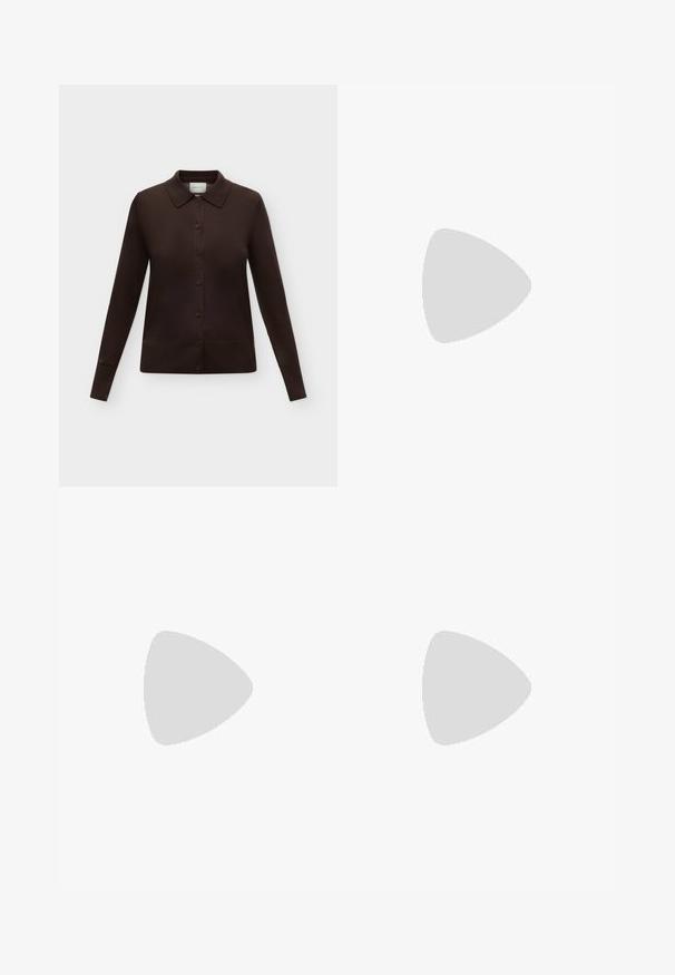 Cardigan boutonné marron foncé à manches longues avec col, poignets et ourlet côtelés, présenté sur un fond clair uni.; T-shirt marron uni en coton à manches courtes avec un col rond, présenté sur un fond gris clair.; Pantalon droit marron foncé avec passants de ceinture, braguette devant et poches latérales, présenté sur un fond blanc uni.; Mocassin en cuir bordeaux avec un bout arrondi, texture plissée à l'avant et un petit talon carré noir. Accent doré sur le dessus.