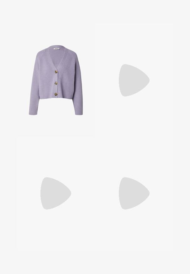 Lila geribde cardigan met een V-hals, voorzien van vier bruine knopen aan de voorkant en lange mouwen. Zachte breistructuur en cropped ontwerp.; Witte katoen t-shirt met een ronde hals, korte mouwen, een rechte snit en een gladde textuur. Geen patronen of versieringen.; Licht paarse shorts van zacht materiaal met een elastische tailleband en een relaxte pasvorm, met een eenvoudige, onversierde uitstraling.; Witte leren sneakers met een laag ontwerp, voorzien van een getextureerde witte rubberen zool en een tan rubberen buitenzool. Subtiele logo-accenten aanwezig.